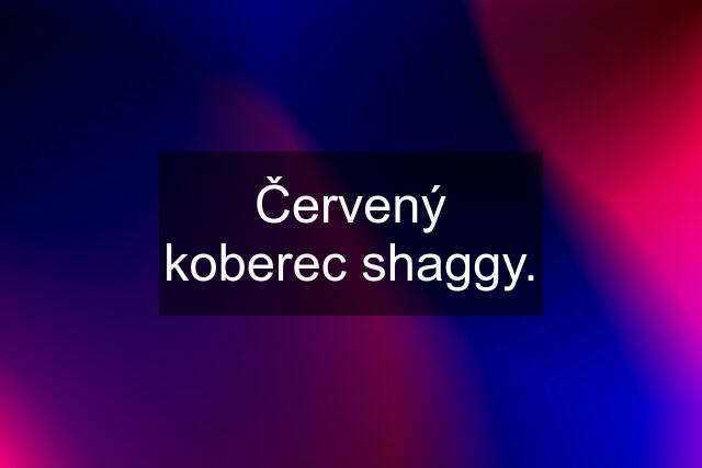 Červený koberec shaggy.