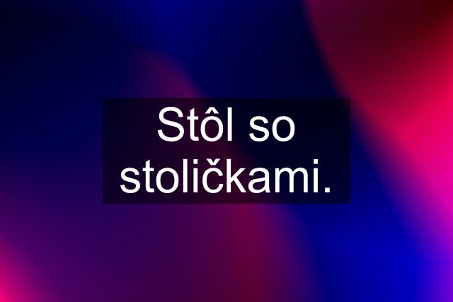 Stôl so stoličkami.