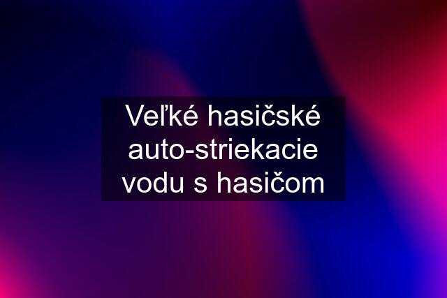 Veľké hasičské auto-striekacie vodu s hasičom