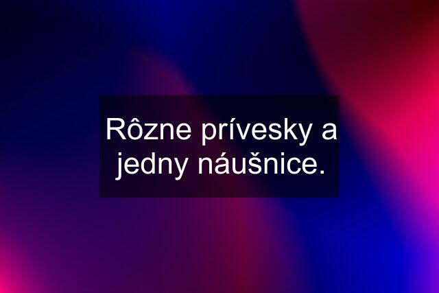 Rôzne prívesky a jedny náušnice.