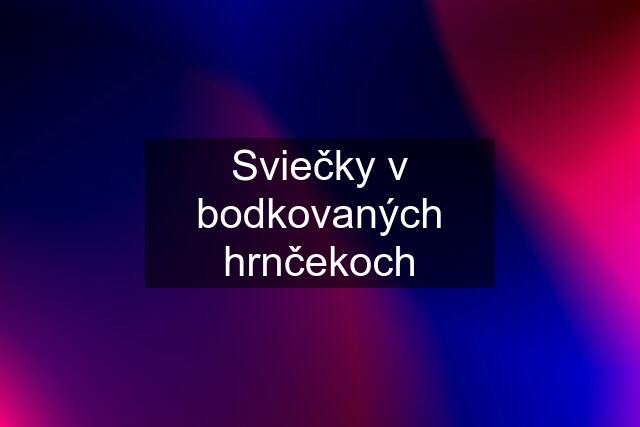 Sviečky v bodkovaných hrnčekoch