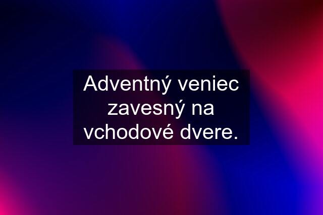 Adventný veniec zavesný na vchodové dvere.