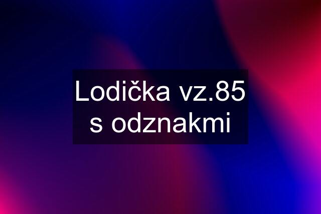 Lodička vz.85 s odznakmi